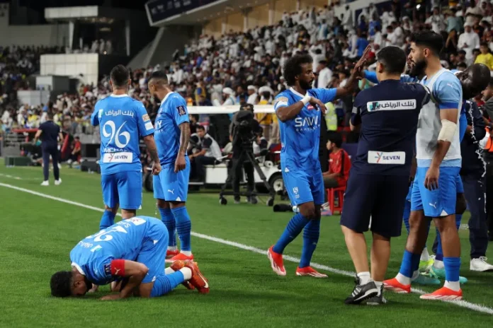 لاعبو الهلال يحتفلون بالفوز على النصر